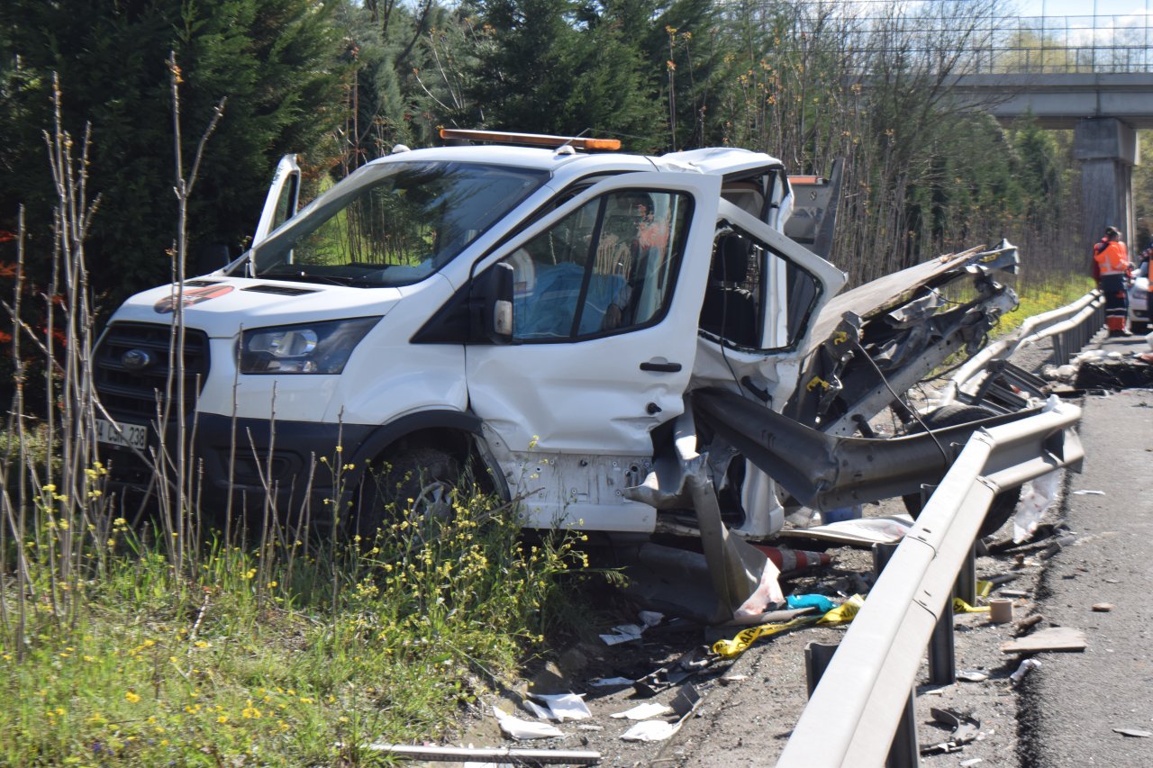 Çalışma yapan karayolları ekibi kaza geçirdi! Kamyonet bariyere çarptı: 1 ölü, 1 yaralı