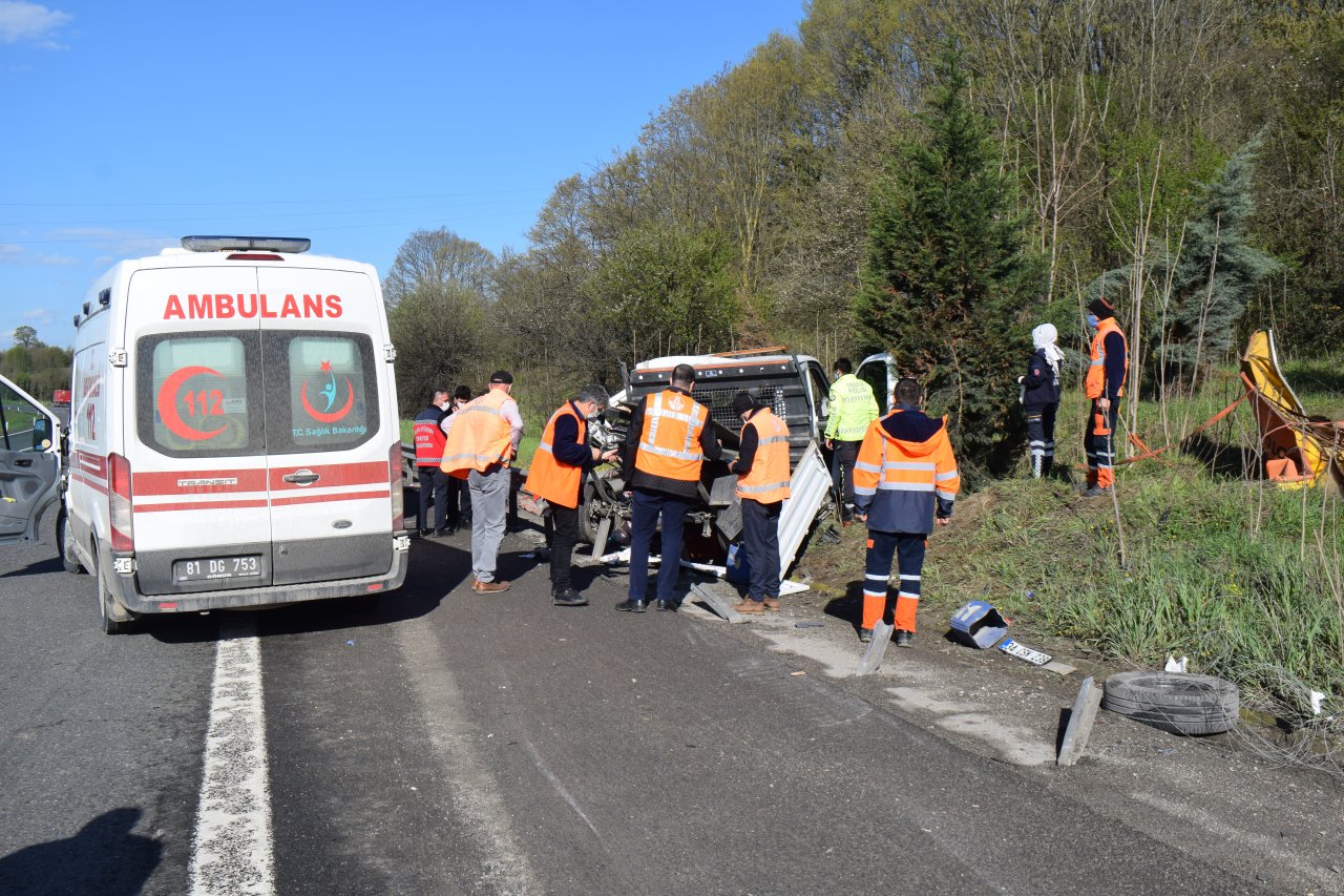 Çalışma yapan karayolları ekibi kaza geçirdi! Kamyonet bariyere çarptı: 1 ölü, 1 yaralı