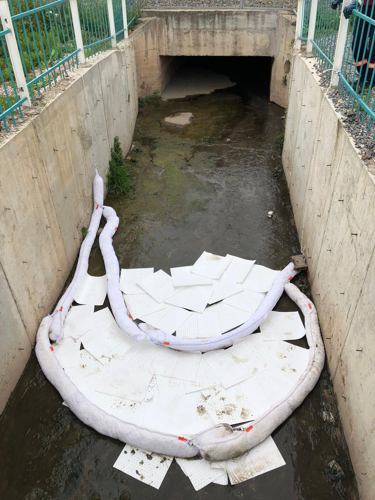 Deniz kirliliği ile mücadele çalışması, İzmit Plajyolu sahilinde oluşan kirliliğin denize yayılması engelleniyor