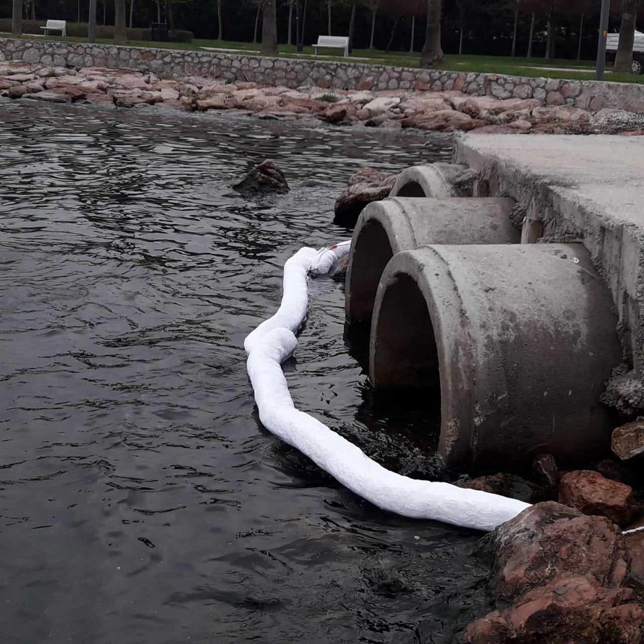 Deniz kirliliği ile mücadele çalışması, İzmit Plajyolu sahilinde oluşan kirliliğin denize yayılması engelleniyor