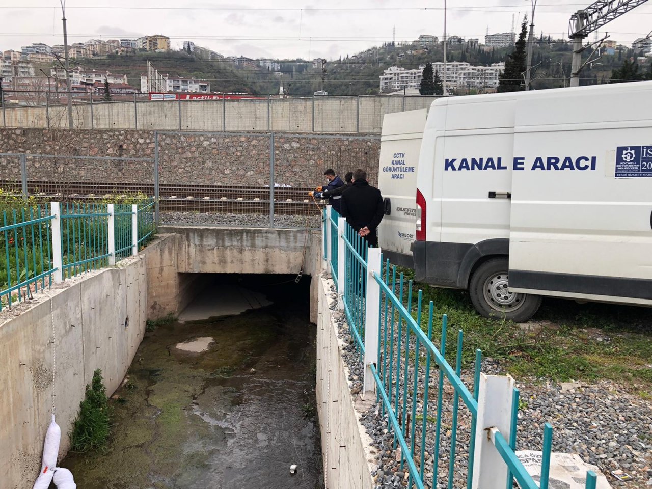 Deniz kirliliği ile mücadele çalışması, İzmit Plajyolu sahilinde oluşan kirliliğin denize yayılması engelleniyor