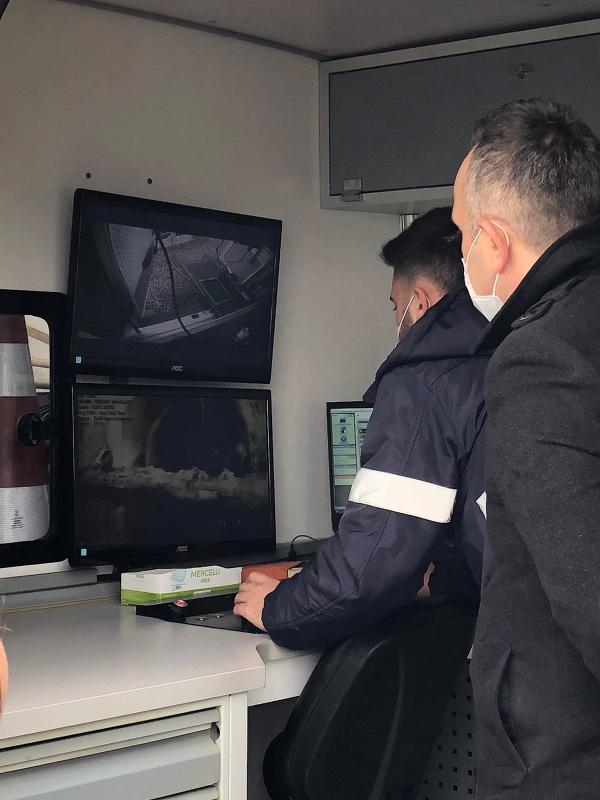 Deniz kirliliği ile mücadele çalışması, İzmit Plajyolu sahilinde oluşan kirliliğin denize yayılması engelleniyor