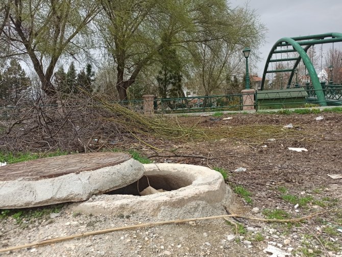 Eskişehir'deki kapağı açık bırakılan logar adeta çöplük oldu