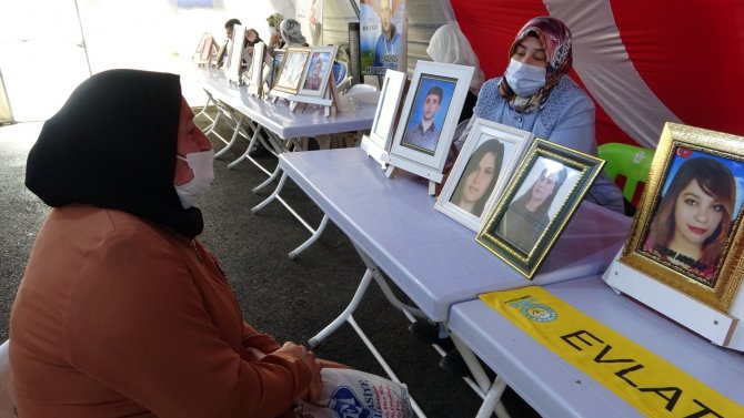 HDP önündeki acılı bekleyiş sürüyor! Aileler Ramazan ayında da evlatlarının yolunu gözlüyor