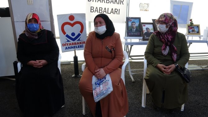 HDP önündeki acılı bekleyiş sürüyor! Aileler Ramazan ayında da evlatlarının yolunu gözlüyor