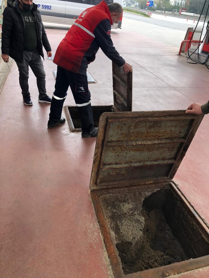 İzmit sahilde şok eden görüntü! Akaryakıt istasyonundaki sızıntı yüzünden kirlendi