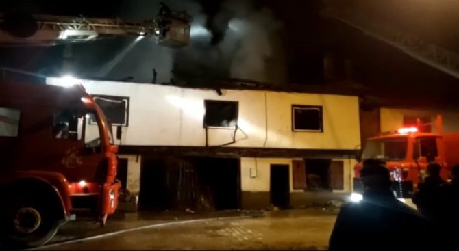 Kütahya'da korkutan yangın! Ahşap ev alevlere teslim oldu