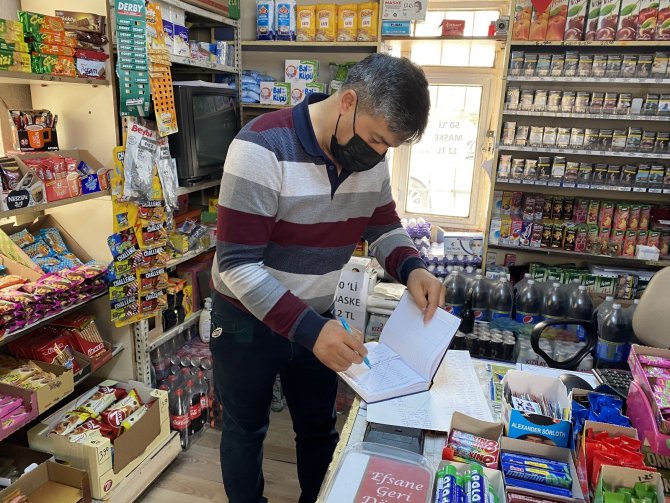 Niğde'de hayırseverler vatandaşların bakkaldaki veresiye borcunu ödedi