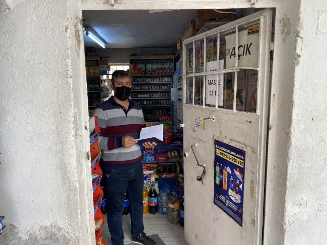 Niğde'de hayırseverler vatandaşların bakkaldaki veresiye borcunu ödedi