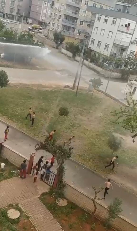 Sıcaktan bunalan çocukların bulduğu yöntem gülümsetti