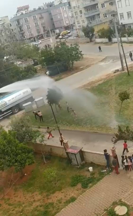 Sıcaktan bunalan çocukların bulduğu yöntem gülümsetti