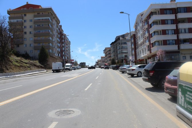 Sürücüsünün el frenini çekmeyi unuttuğu tır korku dolu anlar yaşattı