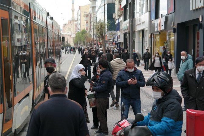 Tedbirsiz insanlar vaka artışına sebep oluyor