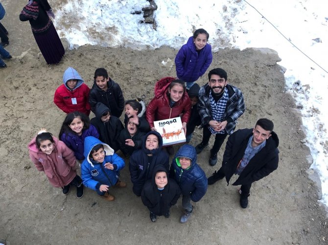 Tek başına köylü çocuklara yardım dağıtıyor, herkes tarafından takdir topluyor