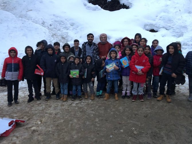 Tek başına köylü çocuklara yardım dağıtıyor, herkes tarafından takdir topluyor