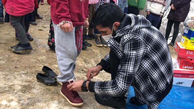Tek başına köylü çocuklara yardım dağıtıyor, herkes tarafından takdir topluyor