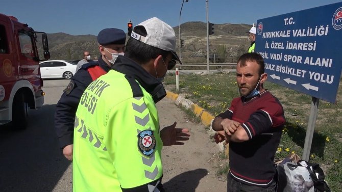 Tıra çarpmamak için manevra yaptı ama kazadan kurtulamadı, Otomobil takla attı: 2 yaralı