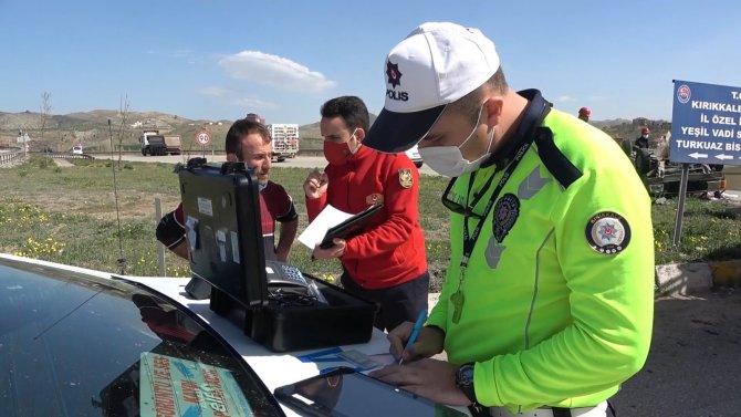 Tıra çarpmamak için manevra yaptı ama kazadan kurtulamadı, Otomobil takla attı: 2 yaralı