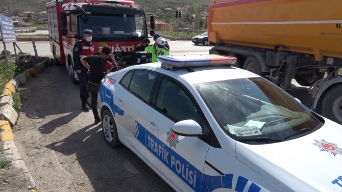 Tıra çarpmamak için manevra yaptı ama kazadan kurtulamadı, Otomobil takla attı: 2 yaralı