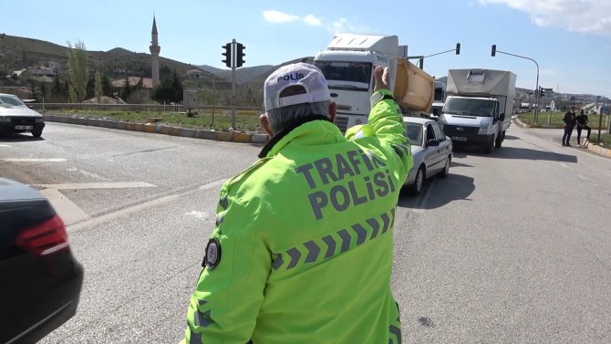 Tıra çarpmamak için manevra yaptı ama kazadan kurtulamadı, Otomobil takla attı: 2 yaralı