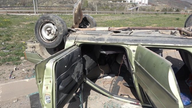 Tıra çarpmamak için manevra yaptı ama kazadan kurtulamadı, Otomobil takla attı: 2 yaralı