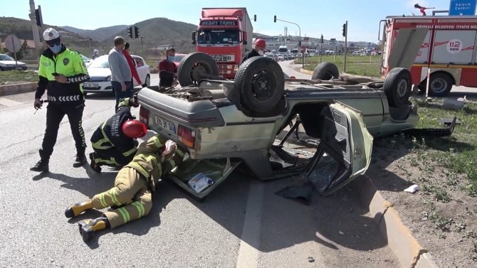 Tıra çarpmamak için manevra yaptı ama kazadan kurtulamadı, Otomobil takla attı: 2 yaralı
