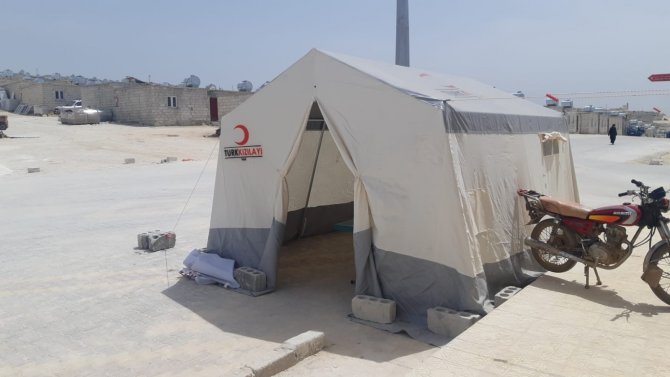 Türk Kızılayı tarafından kurulan sahra hastanesinde İdlib halkına ücretsiz tedavi hizmeti