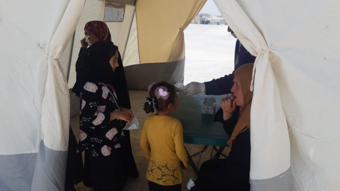 Türk Kızılayı tarafından kurulan sahra hastanesinde İdlib halkına ücretsiz tedavi hizmeti