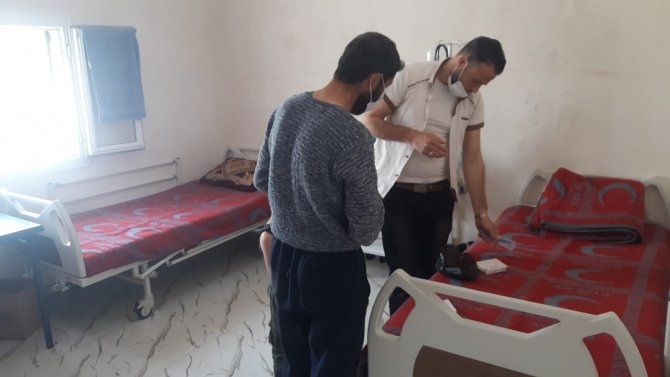 Türk Kızılayı tarafından kurulan sahra hastanesinde İdlib halkına ücretsiz tedavi hizmeti