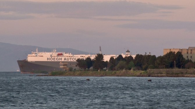 Tuzla’da araba taşıyıcı gemi karaya oturdu! Kurtarılmayı bekiyor