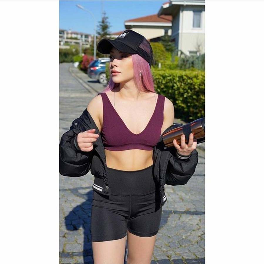 Ece Seçkin fit görüntüsü ile Instagram'ı salladı!