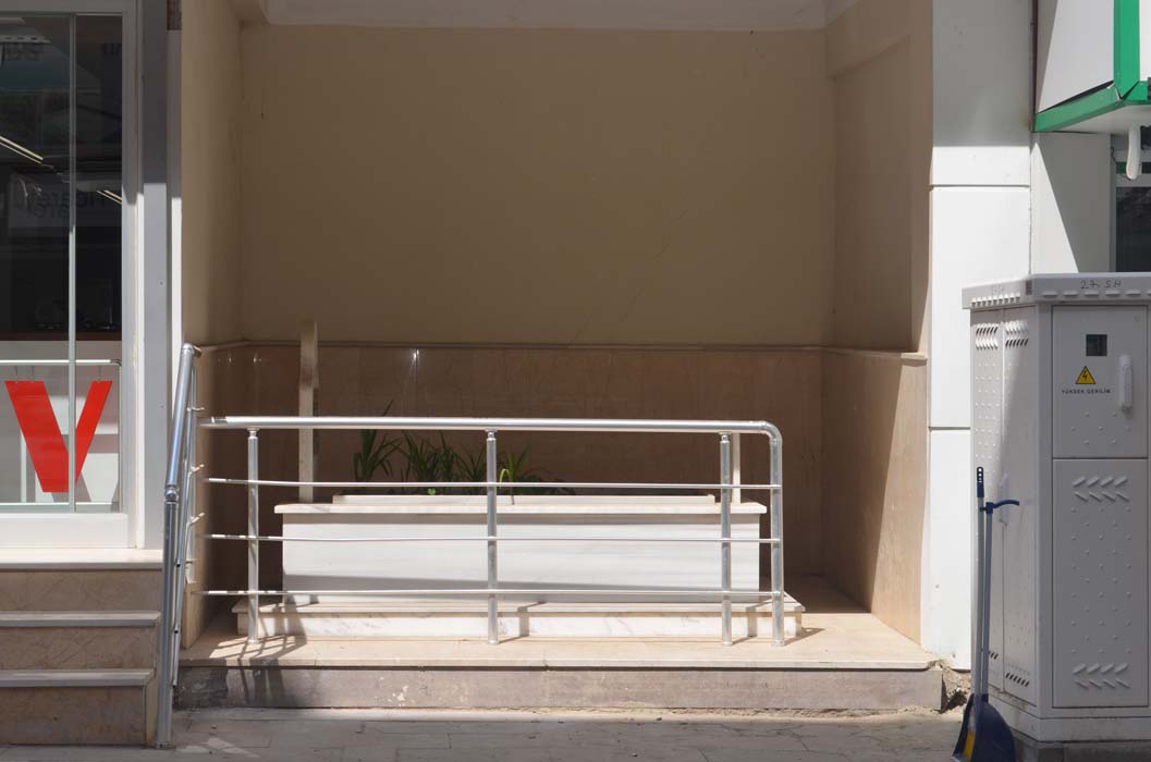 Amasya'da market girişi, apartman önü, yol ortası ve kaldırımda mezarlar görenleri şoke etti!