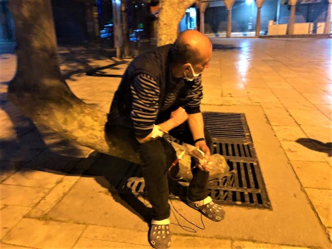 Elinde serum, kolunda damar yoluyla hastaneden kaçtı