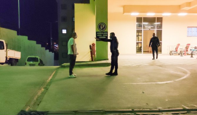 Herkesi çileden çıkardı! Karantinadan kaçıp olay çıkardı, polisin yüzüne tükürerek “korktun mu?” dedi