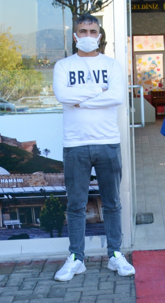 Herkesi çileden çıkardı! Karantinadan kaçıp olay çıkardı, polisin yüzüne tükürerek “korktun mu?” dedi