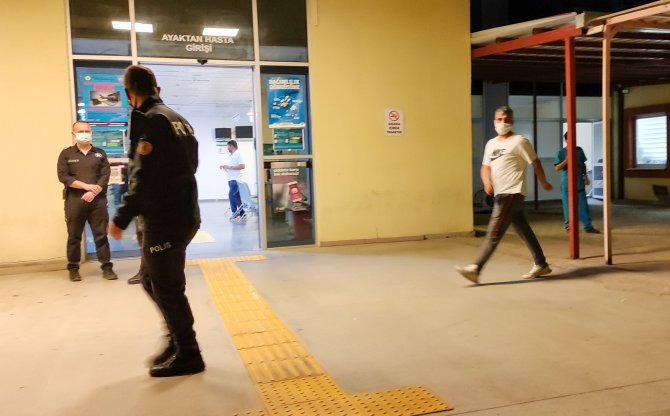 Herkesi çileden çıkardı! Karantinadan kaçıp olay çıkardı, polisin yüzüne tükürerek “korktun mu?” dedi