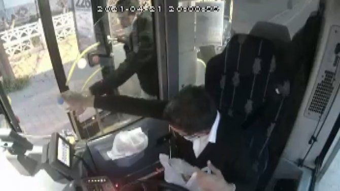 Kocaeli'de halk otobüsü şoförünün davranışı takdir topladı: İftar yemeğini yolcu ile paylaştı