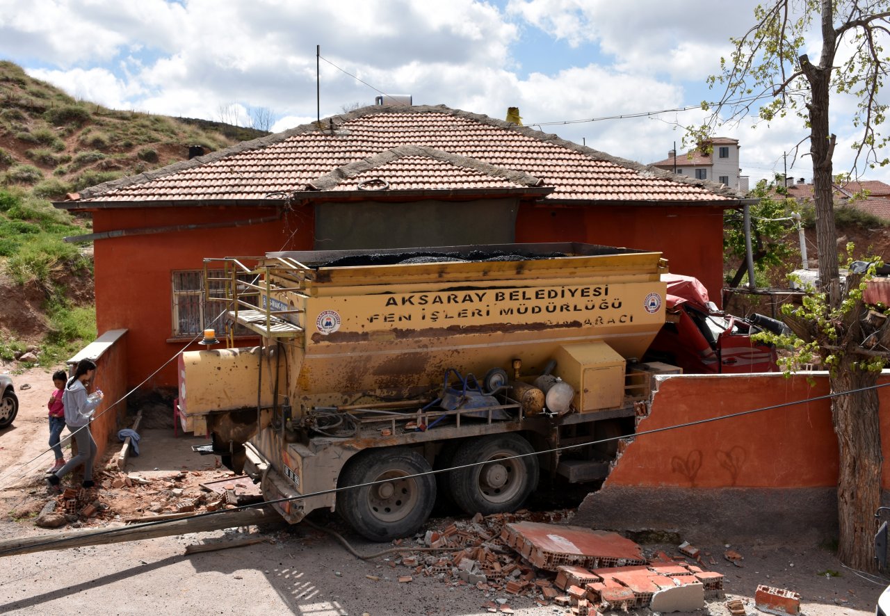 Aksaray'da freni boşalan kamyon eve çarptı, evdeki çocuk yaralandı