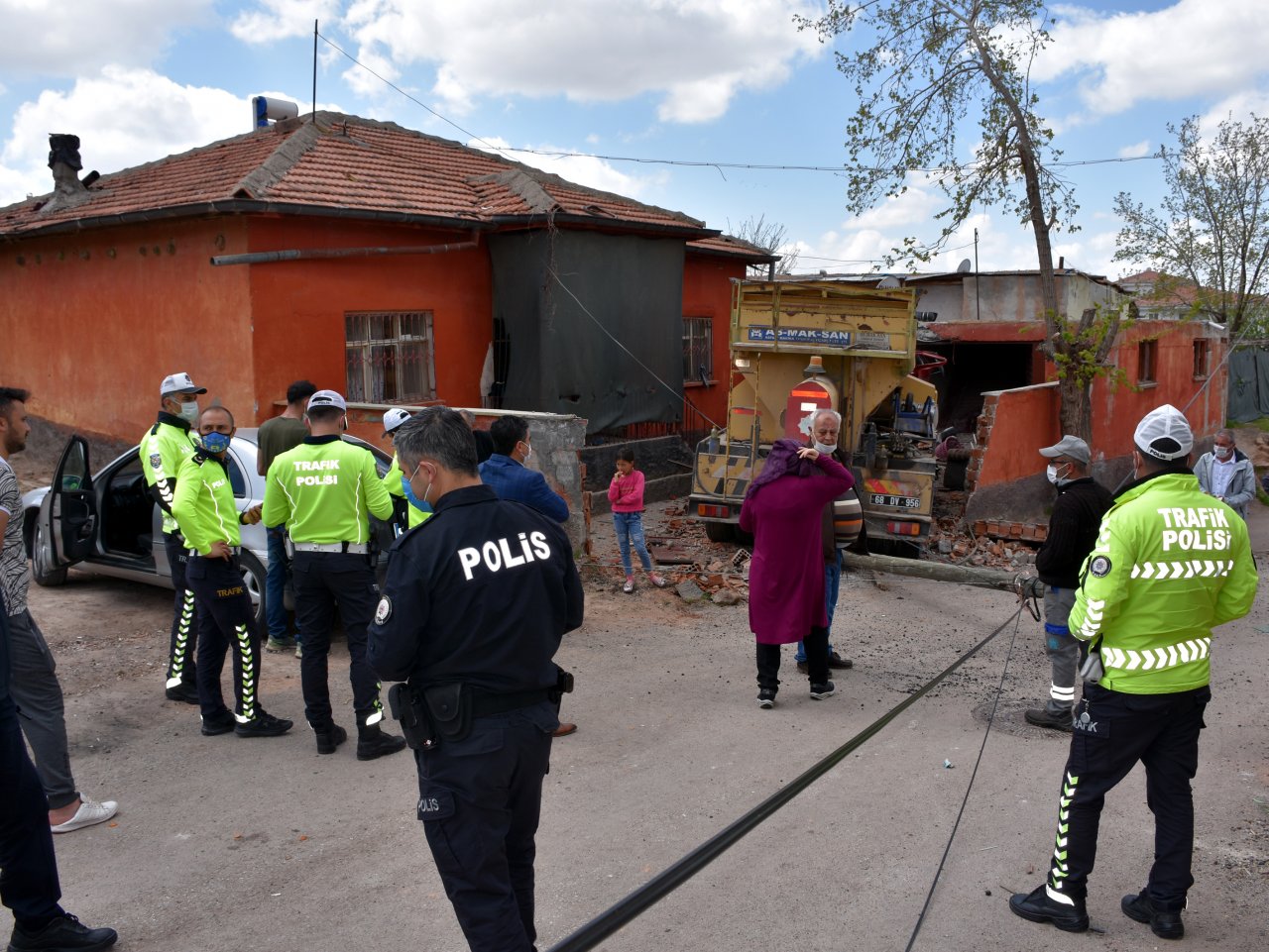 Aksaray'da freni boşalan kamyon eve çarptı, evdeki çocuk yaralandı