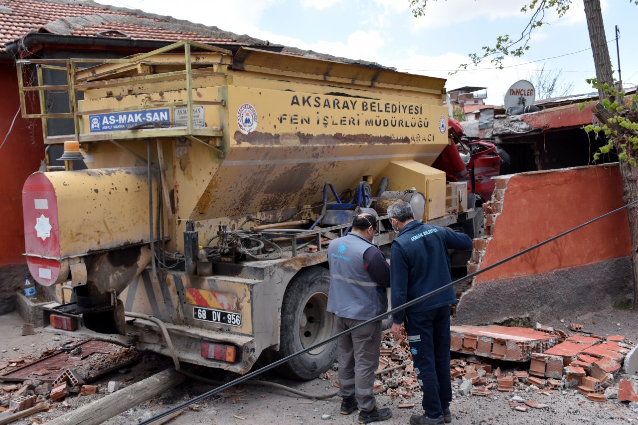 Aksaray'da freni boşalan kamyon eve çarptı, evdeki çocuk yaralandı