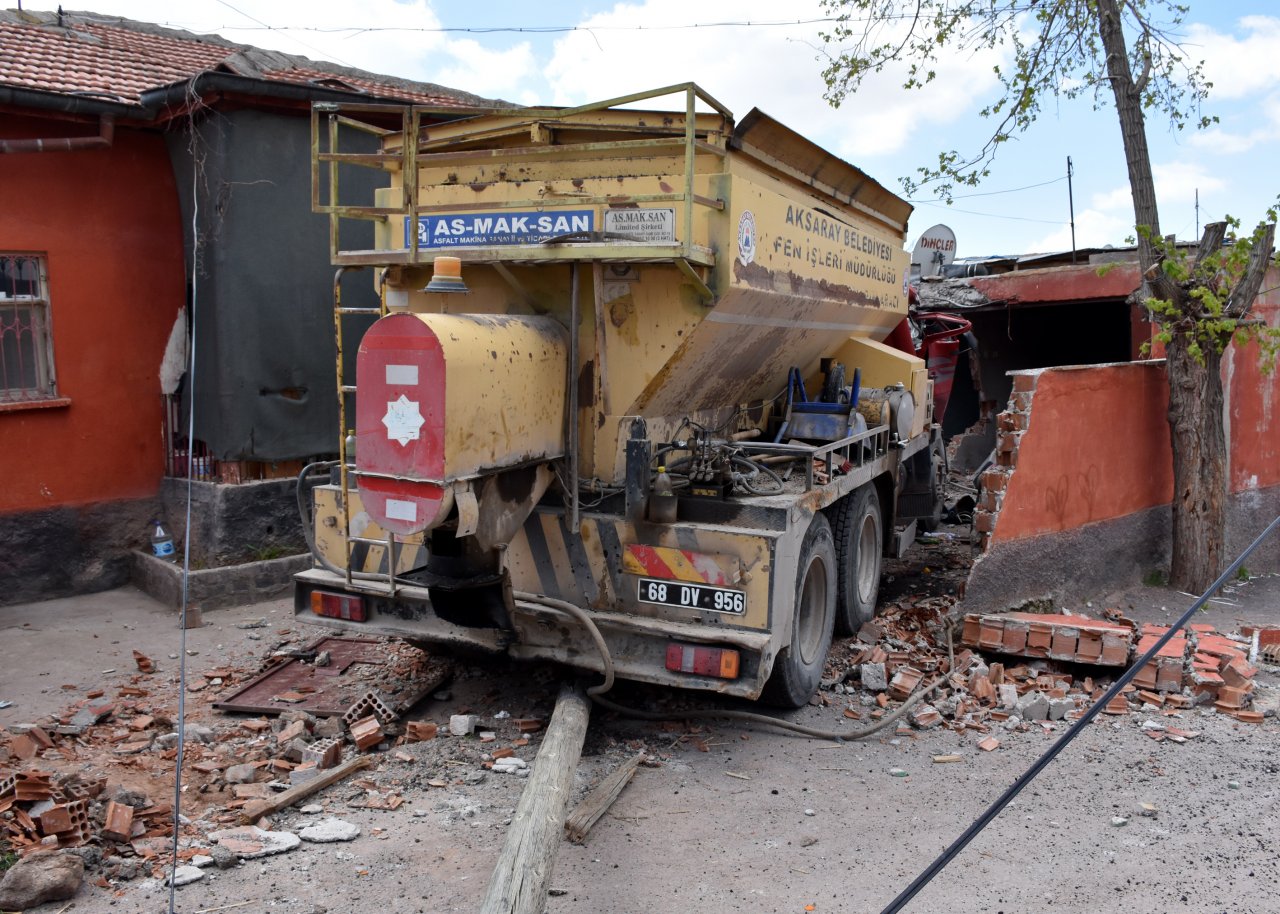 Aksaray'da freni boşalan kamyon eve çarptı, evdeki çocuk yaralandı