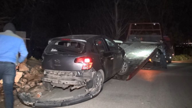 Bursa'da kontrolden çıkan araç köprüye çarpı: 3 ağır yaralı