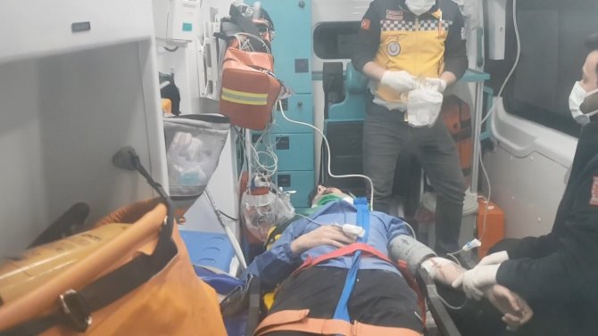 Bursa'da kontrolden çıkan araç köprüye çarpı: 3 ağır yaralı