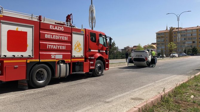 Bir anlık dalgınlık kaza getirdi! Refüje çarpan otomobil ters döndü:2 yaralı