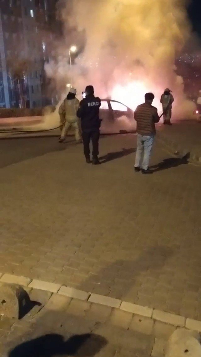 Esenyurt'ta araç alev topuna döndü! Benzin doldurulurken içilen sigara yangına neden oldu