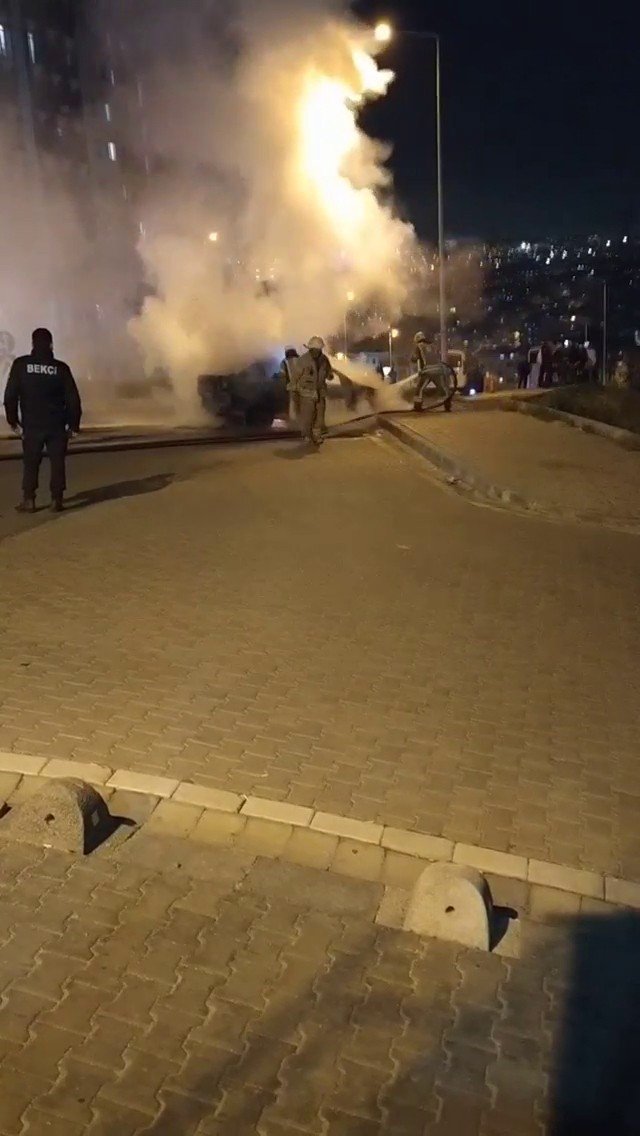 Esenyurt'ta araç alev topuna döndü! Benzin doldurulurken içilen sigara yangına neden oldu