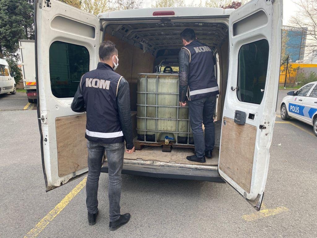 Tekirdağ'da bir minibüste 3 ton kaçak akaryakıt ele geçirildi