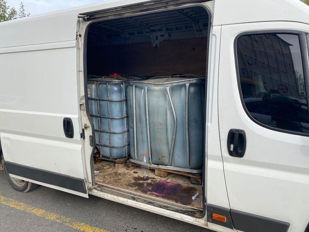 Tekirdağ'da bir minibüste 3 ton kaçak akaryakıt ele geçirildi