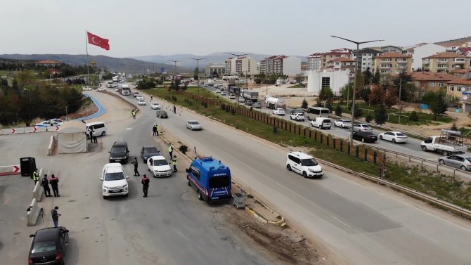 Ulaşımının kilit noktasında, tam kapanma öncesinde trafik yoğunluğu! 43 ilin geçiş güzergahı Kırıkkale havadan görüntülendi