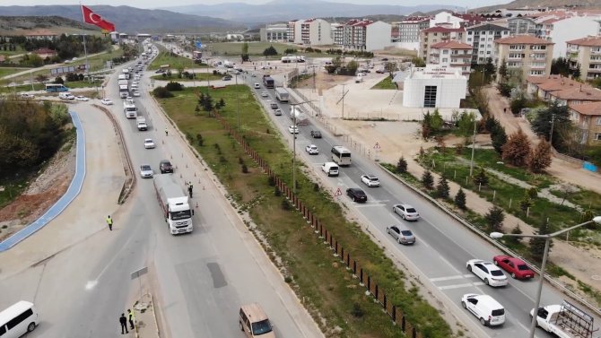 Ulaşımının kilit noktasında, tam kapanma öncesinde trafik yoğunluğu! 43 ilin geçiş güzergahı Kırıkkale havadan görüntülendi